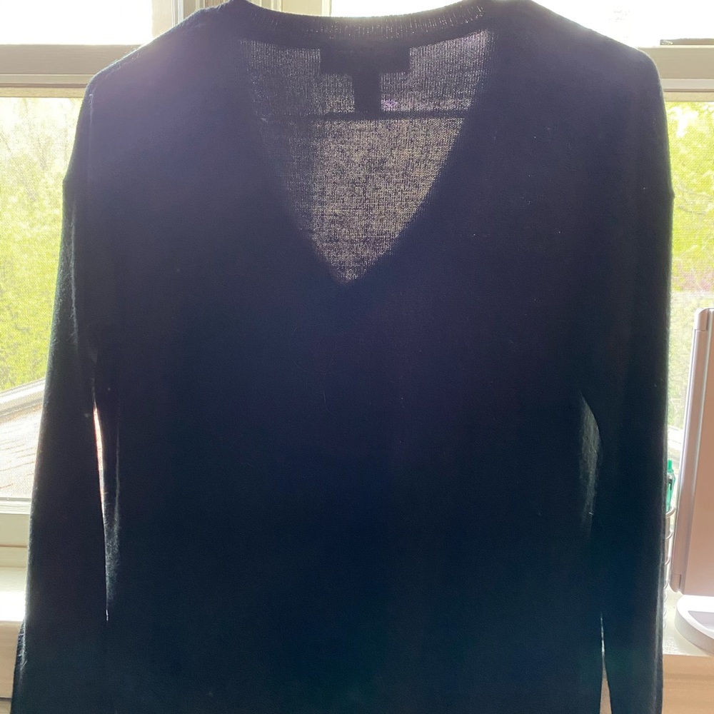 BLACK FOREVER 21 V-NECK SWEATER